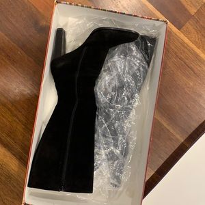 Size 9 women black heel suede boot